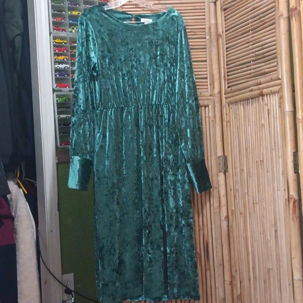 Beautiful green dress sleeves have three buttons long sleeve